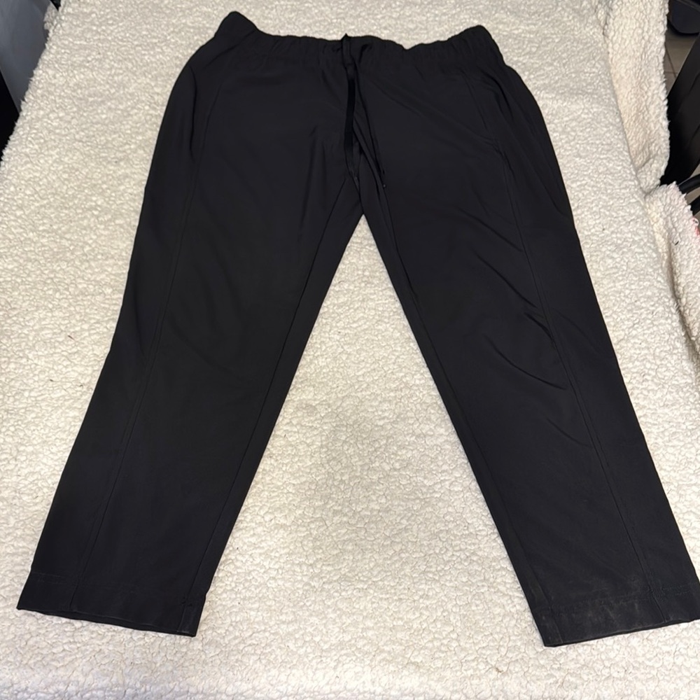 Vineyard Vines Black Athletic Pants with Elastic Waistband and Smooth Fabric
